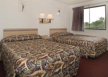 Days Inn & Suites By Wyndham Indianapolis Airport East المظهر الخارجي الصورة